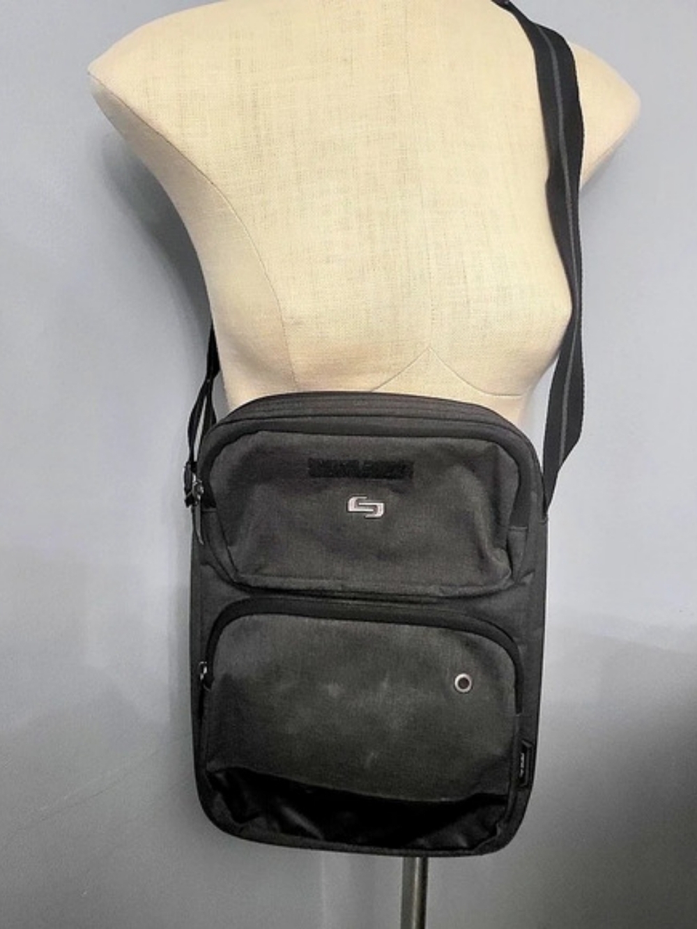 Solo Messenger Bag in Black & Gray